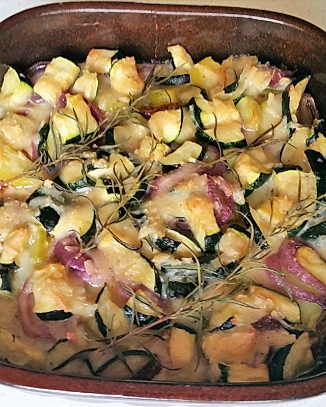 Mediterraner Zucchini-Kartoffelauflauf mit Parmesan und Rosmarin