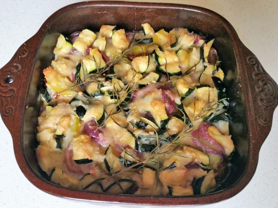 Mediterraner Zucchini-Kartoffelauflauf mit Parmesan und Rosmarin von ...