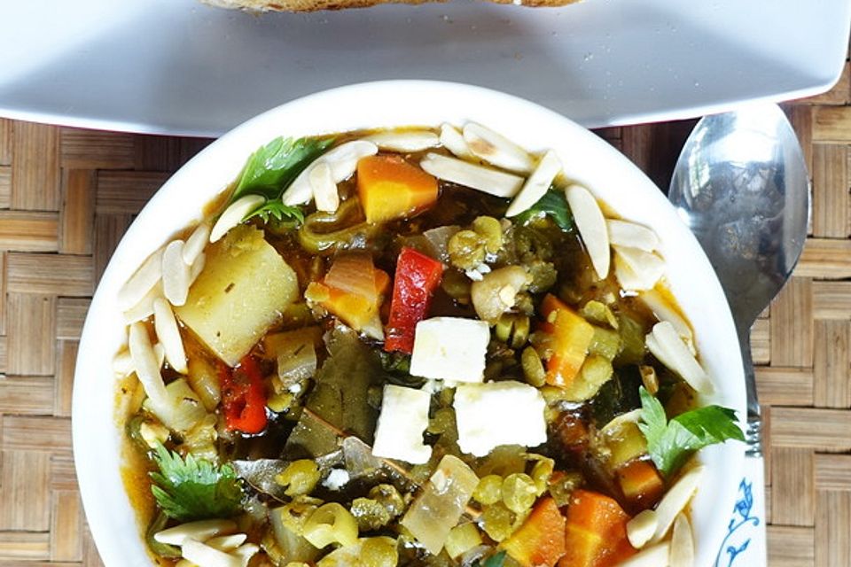 Kretische Bauernsuppe mit grünen Linsen