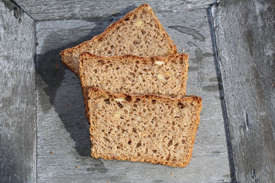 Vital-Vollkornbrot mit Amaranth-Pops, Sauerteig und Buttermilch