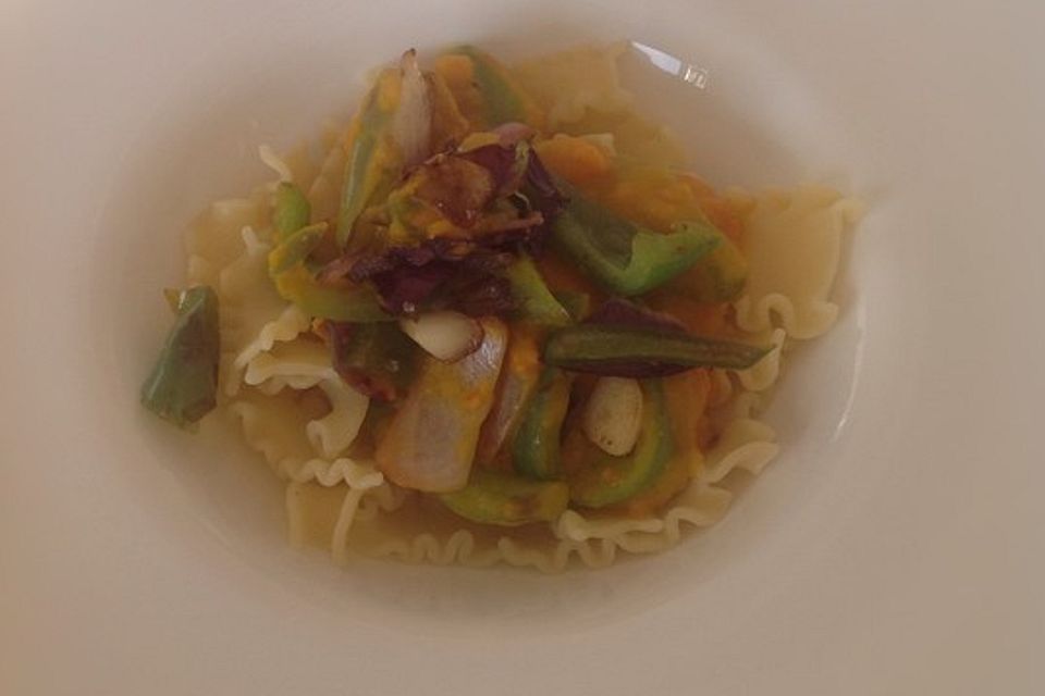 Vegetarische Nudelsauce mit Hokkaido und grüner Paprikaschote