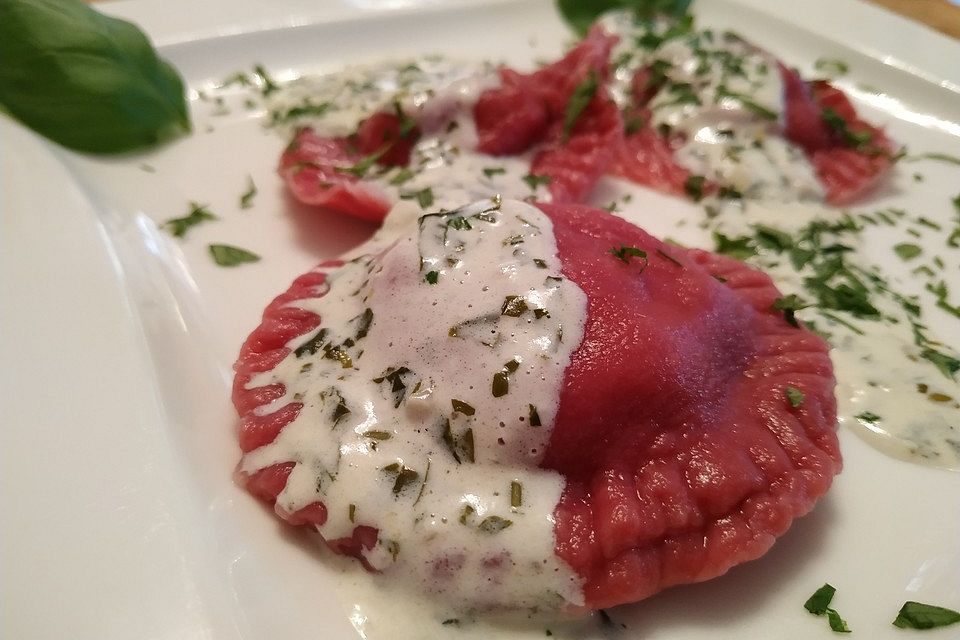 Rote Bete Ravioli gefüllt mit Grünkern, Walnüssen und Malzflocken