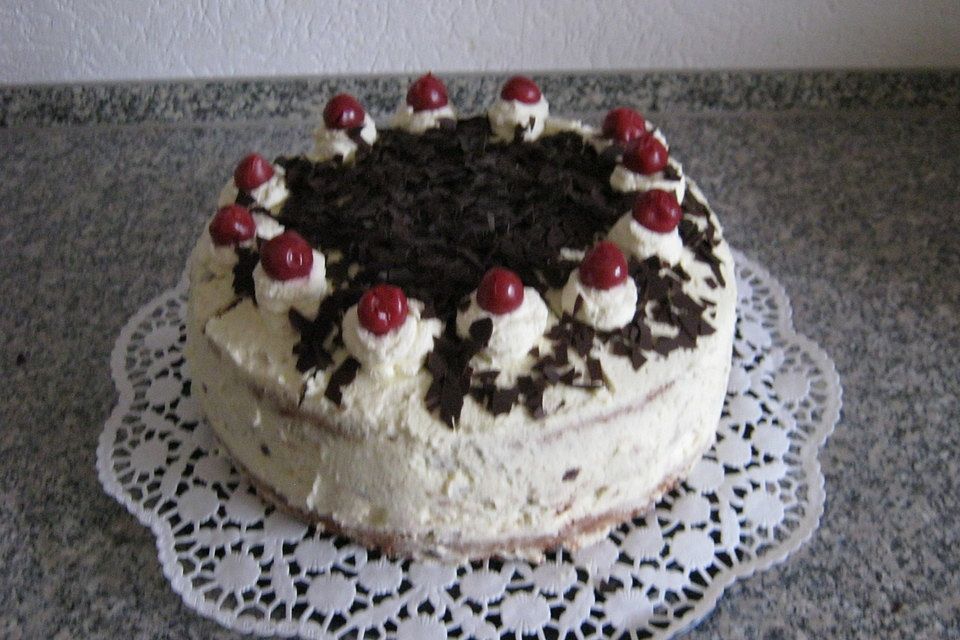 Stracciatella-Torte mit Kirschen