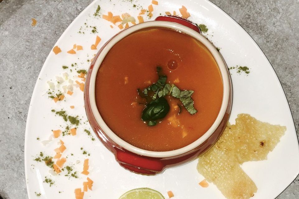 Tomatensuppe mit Käsechips