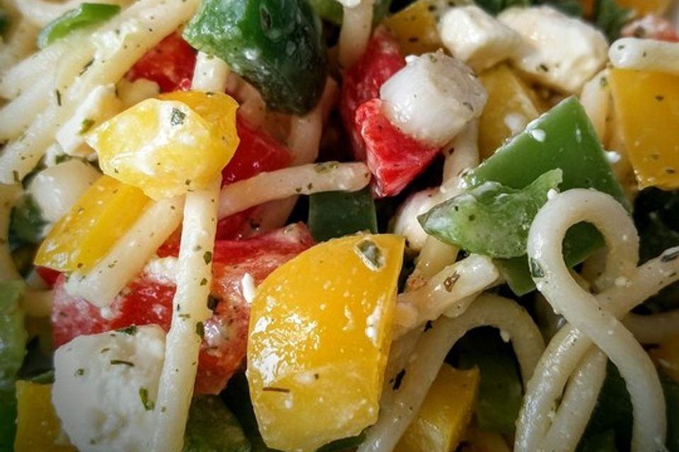 Spaghettisalat mit Paprika und Feta