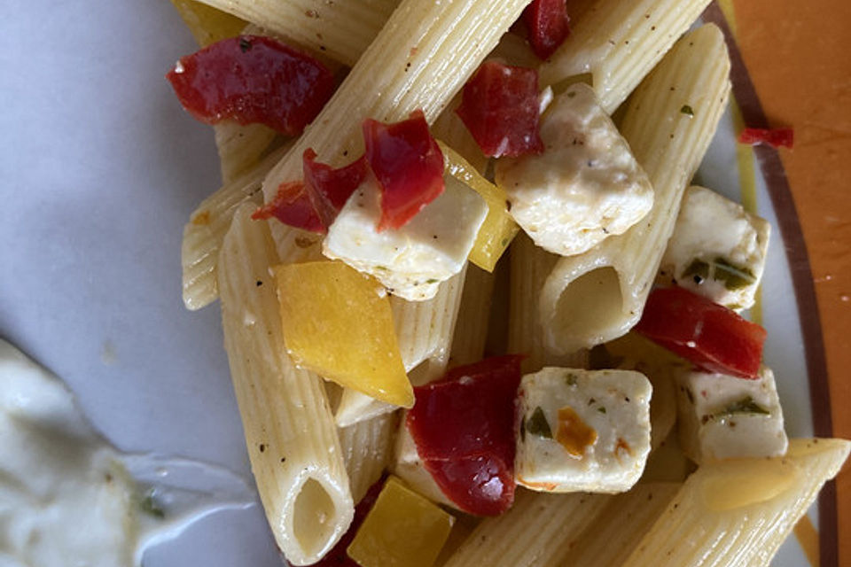 Spaghettisalat mit Paprika und Feta