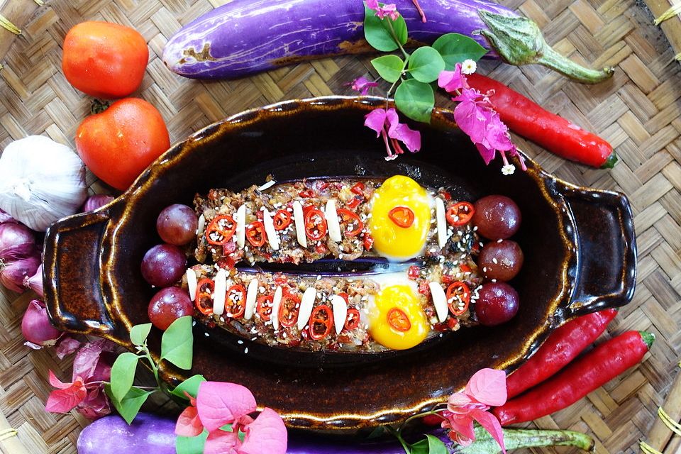 Würzige gebackene Auberginen mit Ricotta-Gemüse-Füllung