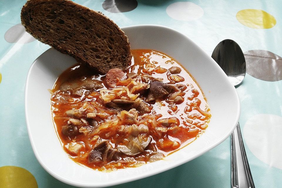 Sauerkrautsuppe mit Pilzen und Paprikawurst