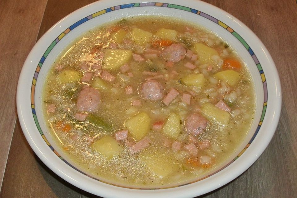 Graupensuppe mit Fleischwurst und Mettbällchen