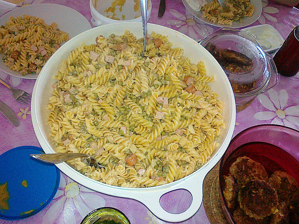 Pikanter Nudelsalat mit Würstchen von stellakrisba| Chefkoch