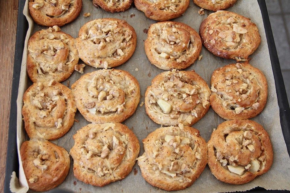 Apfelschnecken oder Obstschnecken aus Quark-Öl-Teig