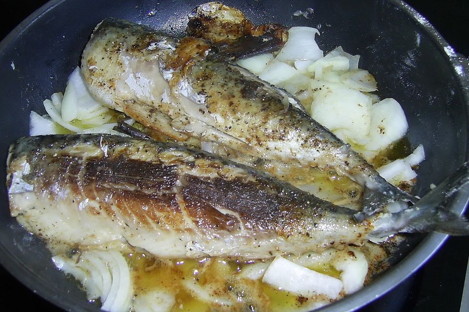 Gebratene Makrelen mit Sahne-Weißwein-Sauce