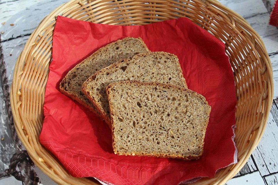 Weizen-Dinkel-Emmer-Vollkornbrot mit Sauerteig und Kernekruste