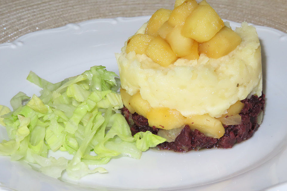 Blutwursttürmchen mit Kartoffelbrei und karamellisierten Äpfeln