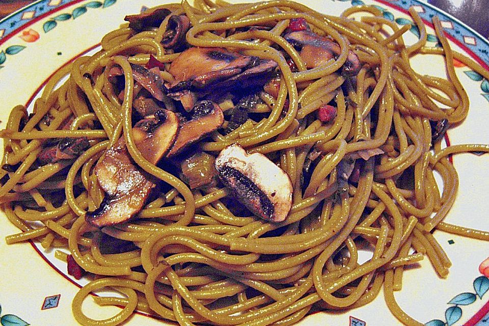 Spaghettini mit frischen Champignons, Speck und Lauchzwiebeln