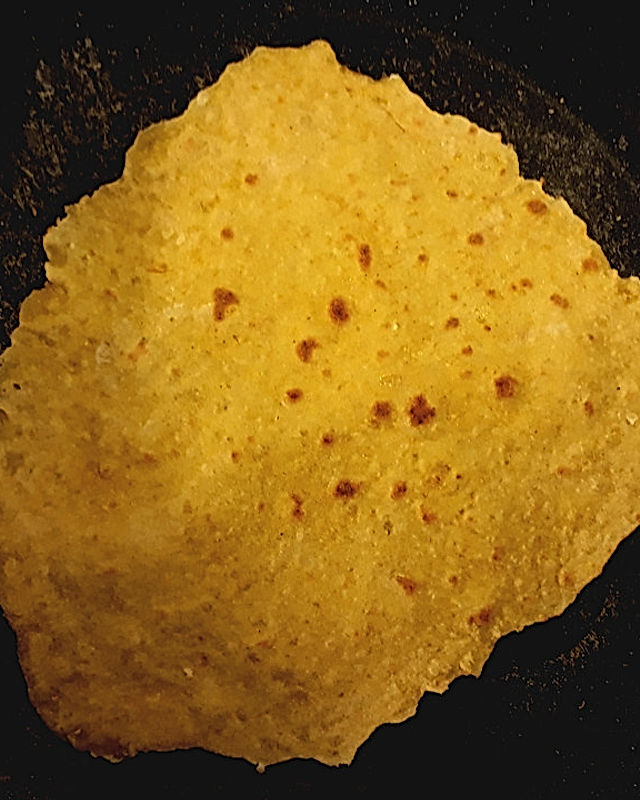 Tortillafladen selbstgemacht aus Mais und Mehl