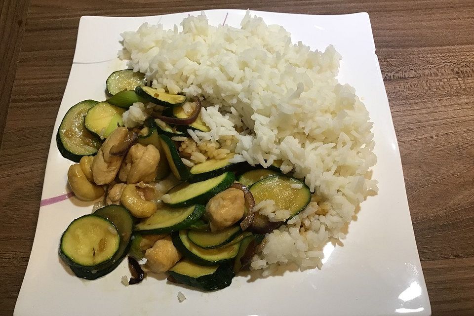 Asiatische Zucchinipfanne mit Huhn