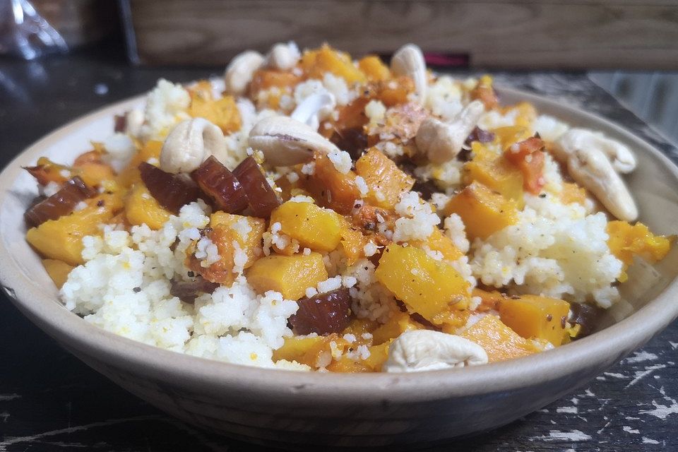 Couscous mit Kürbis, Datteln und Cashews