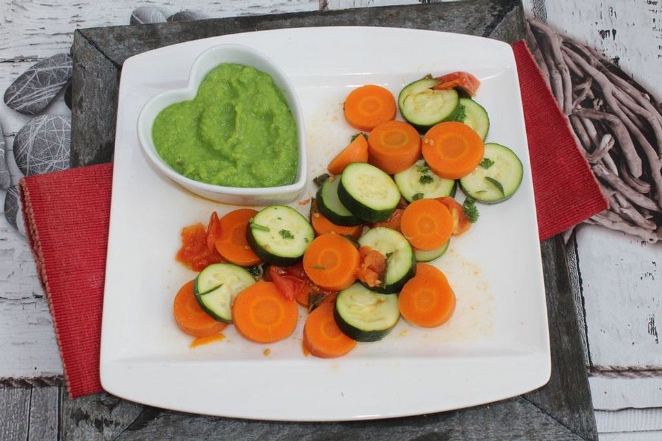 Salbeikarotten mit Zucchinigemüse Salbeikarotten mit Zucchinigemüse