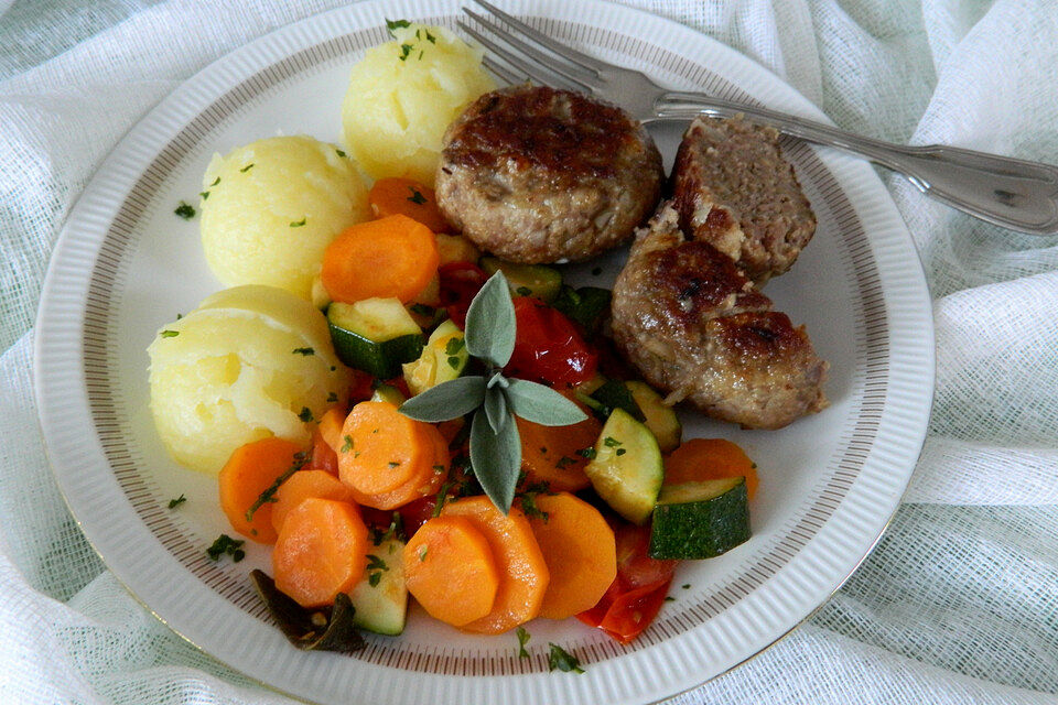 Salbeikarotten mit Zucchinigemüse Salbeikarotten mit Zucchinigemüse