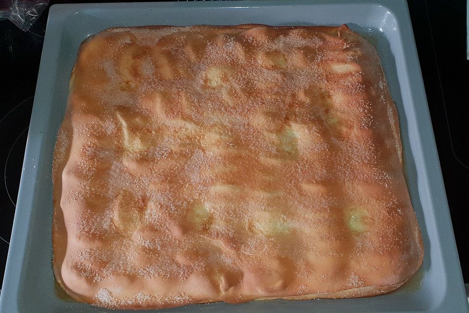 Gedeckter Apfelkuchen mit Hefeteig vom Blech