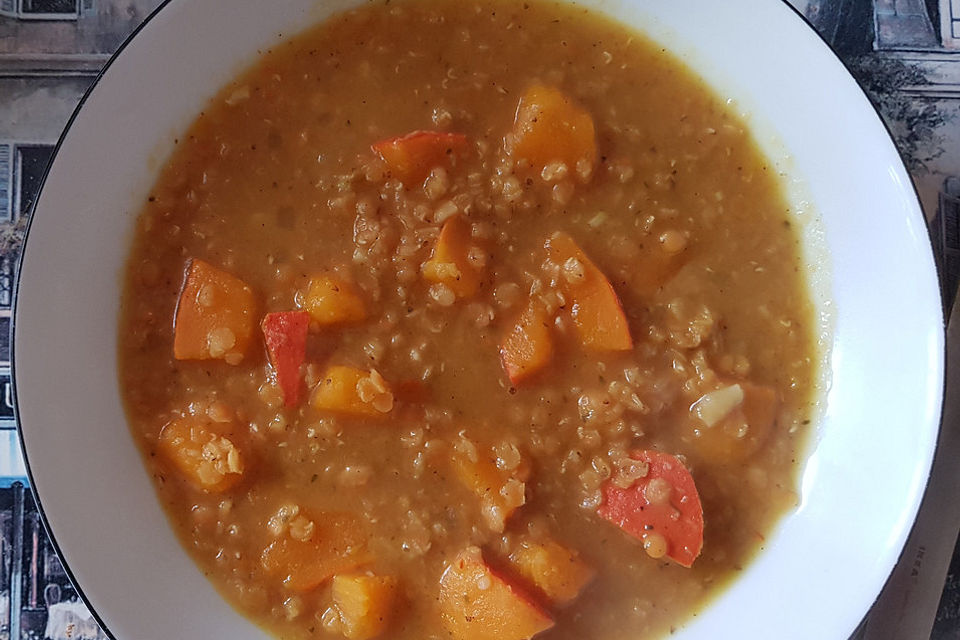 Kürbs-Linsen-Currysuppe mit Kokosmilch und Erdnussmus