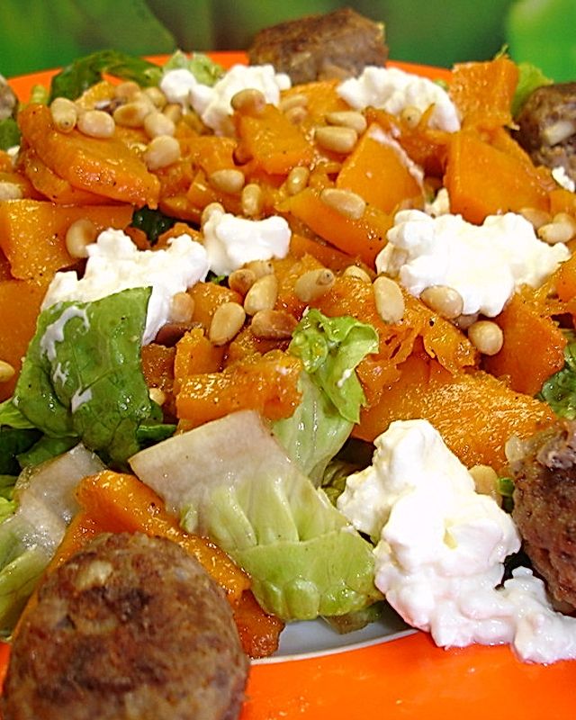 Salat mit geröstetem Kürbis, Hüttenkäse und Hackbällchen