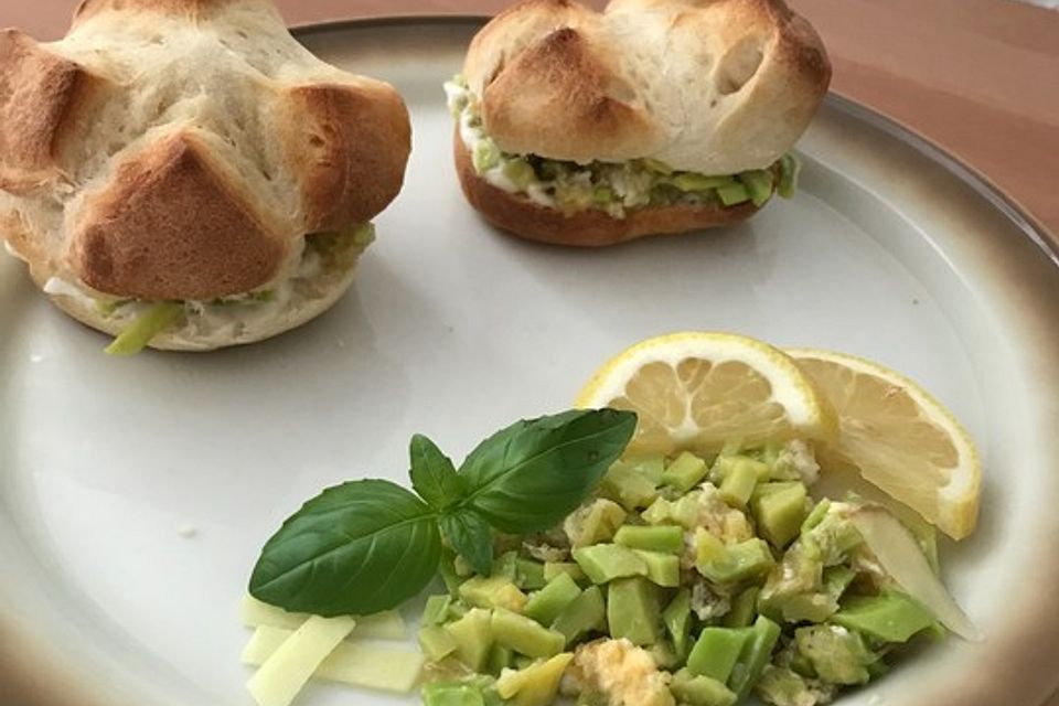 Sommerliches Frühstück mit Avocado