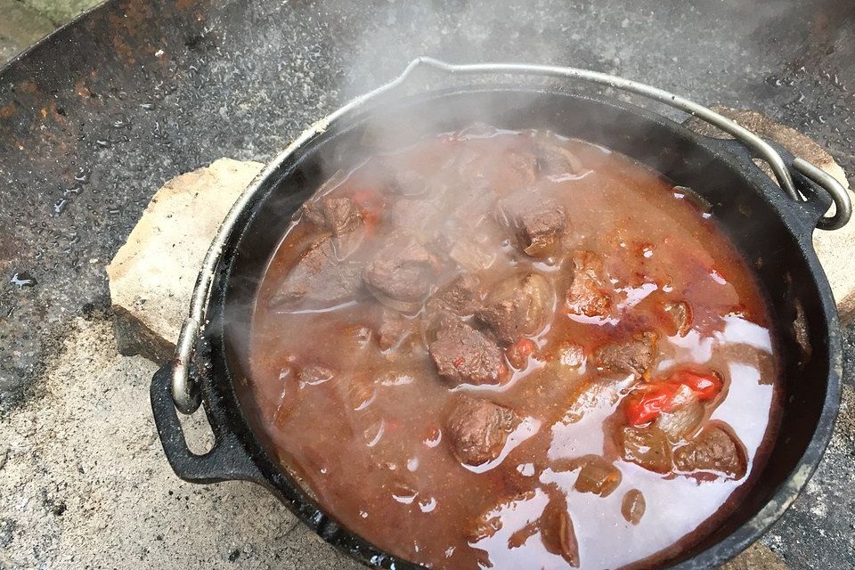 Straußengulasch aus dem Dutch Oven