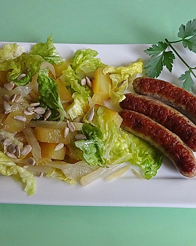 Warmer Bratkartoffelsalat mit Fenchel, Feldsalat und Nürnberger Rostbratwürsten