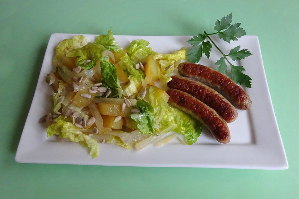 Warmer Bratkartoffelsalat mit Fenchel, Feldsalat und Nürnberger Rostbratwürsten