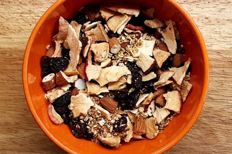 Knuspermüsli mit getrockneten Früchten