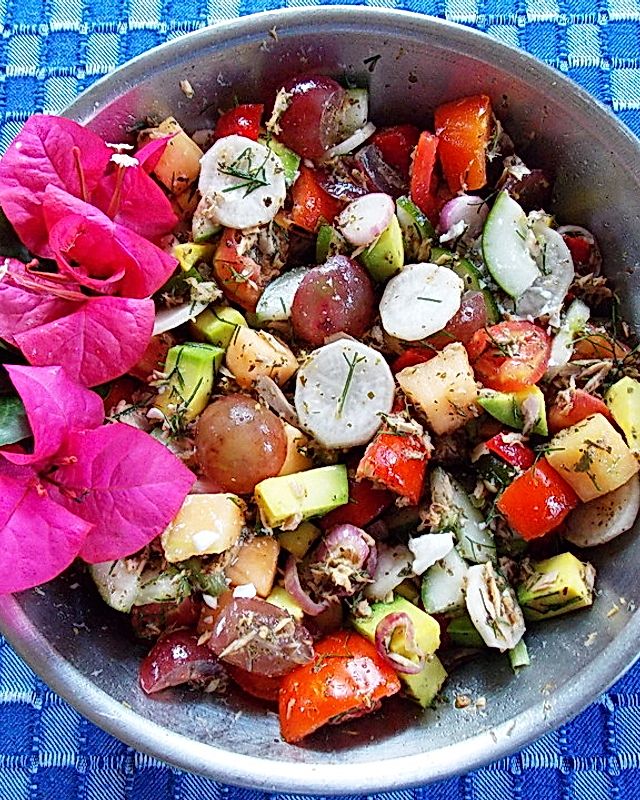 Gemischter, knackiger Salat mit Thunfisch