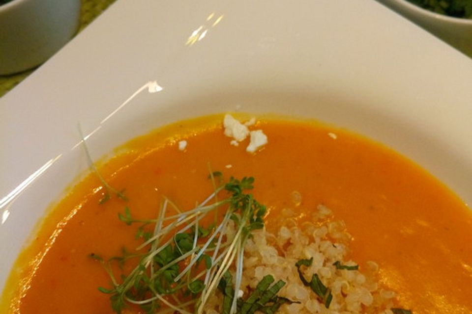 Hokkaido Kürbissuppe mit Quinoa-Minze-Feta-Topping