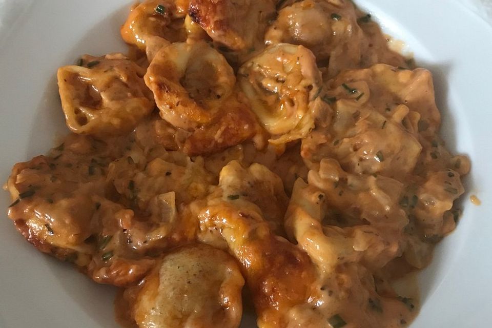 Tortellini in Tomatensauce mit Cremefine und Käse überbacken