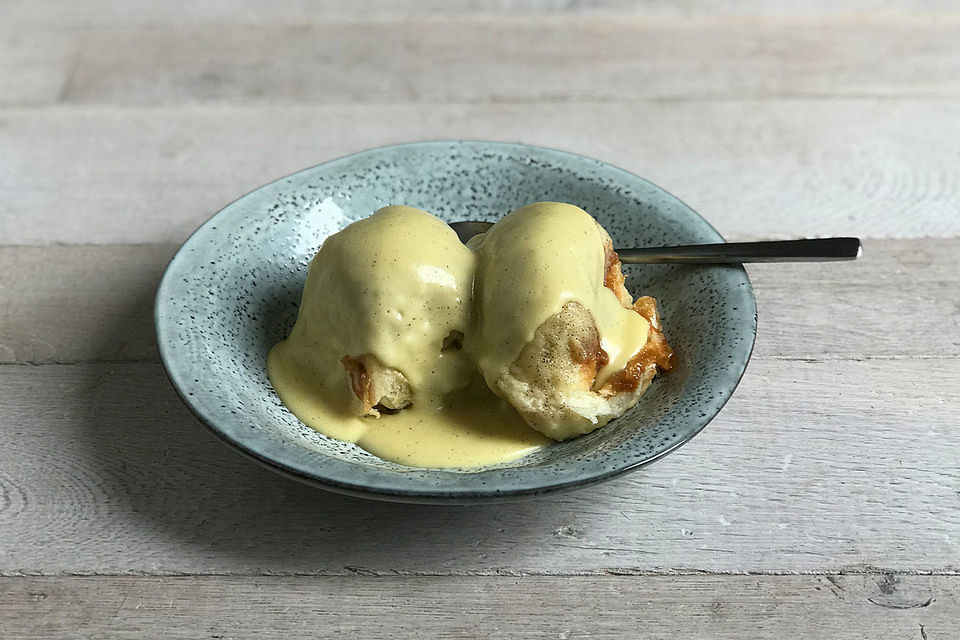 Karamellisierte Dampfnudeln mit Vanillesauce nach Omas Rezept