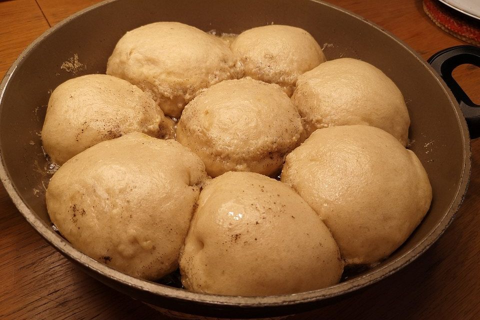 Karamellisierte Dampfnudeln mit Vanillesauce nach Omas Rezept