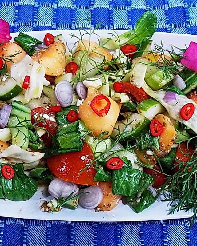 Pikanter, gemischter Pak Choi-Salat mit Honigmelone