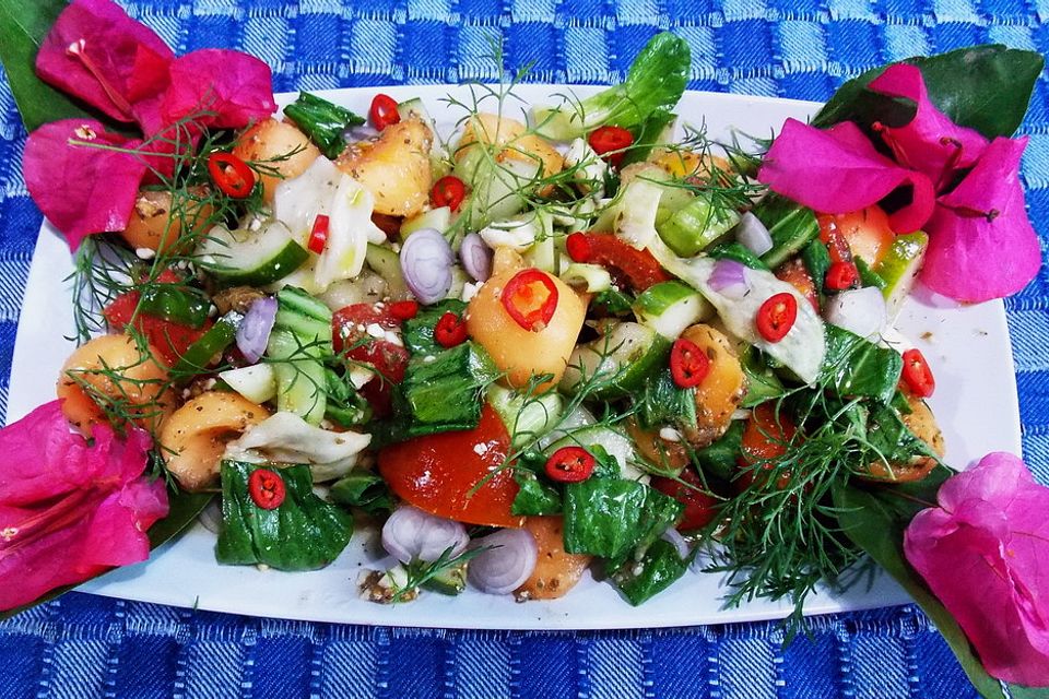 Pikanter, gemischter Pak Choi-Salat mit Honigmelone