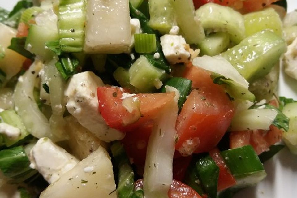 Pikanter, gemischter Pak Choi-Salat mit Honigmelone