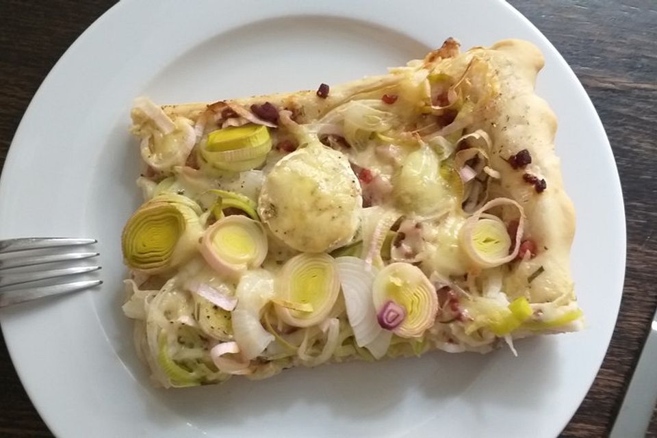 Flammkuchen mit Dinkelboden, satt und saftig belegt mit Lauch und verschiedenen Käsesorten