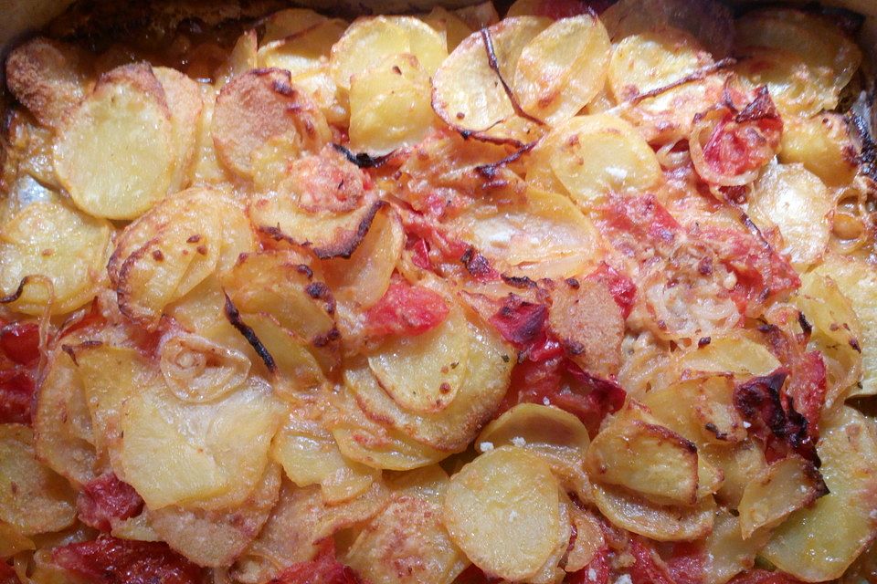 Ofenkartoffeln mit Zwiebeln und Tomaten nach der Art Apuliens