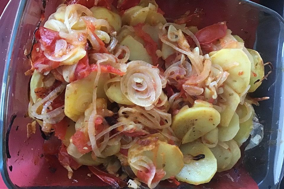 Ofenkartoffeln mit Zwiebeln und Tomaten nach der Art Apuliens