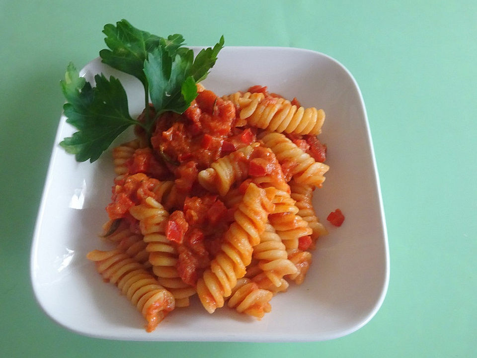 Nudeln mit Paprika-Spezialsoße von Beccikochtwas89 | Chefkoch