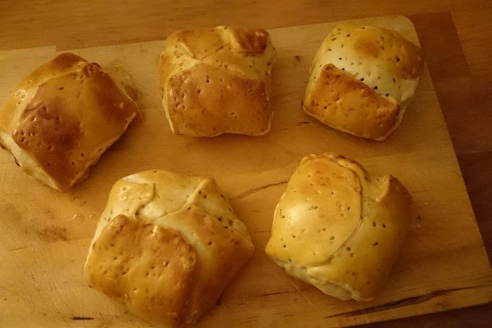 Hefeteigtaschen mit Hackfleisch-Feta-Füllung