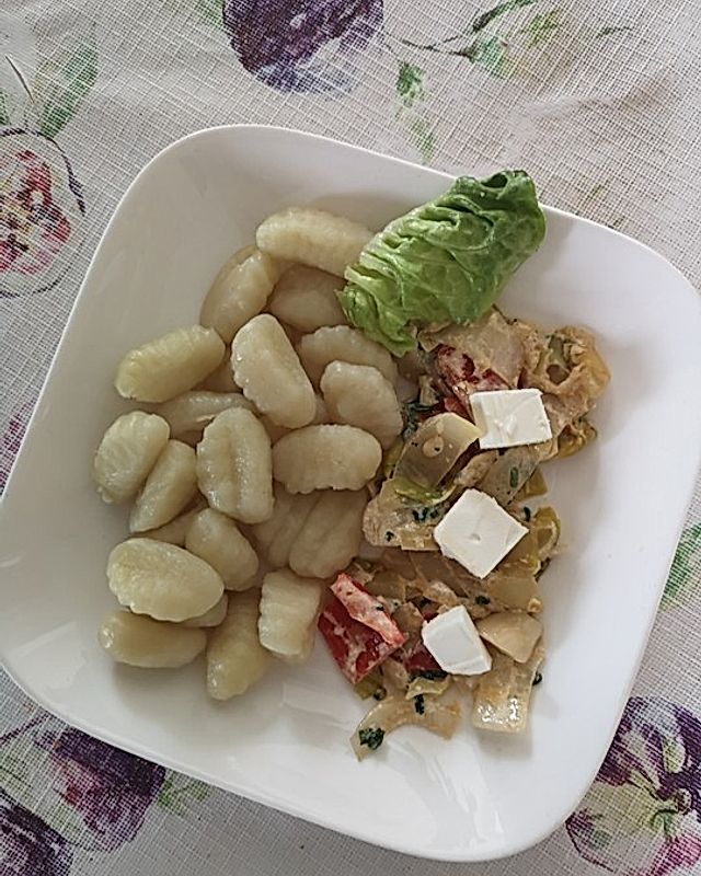 Gnocchipfanne mit Chicorée, Paprika und Shrimps