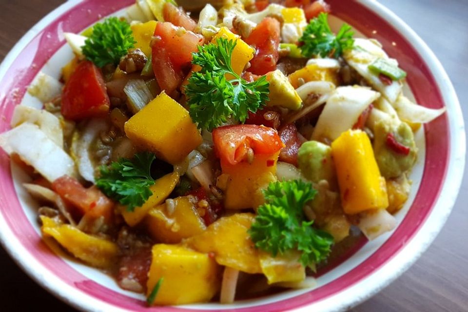 Chicorée-Tomaten-Avocado-Mango-Salat mit getrockneter Chili