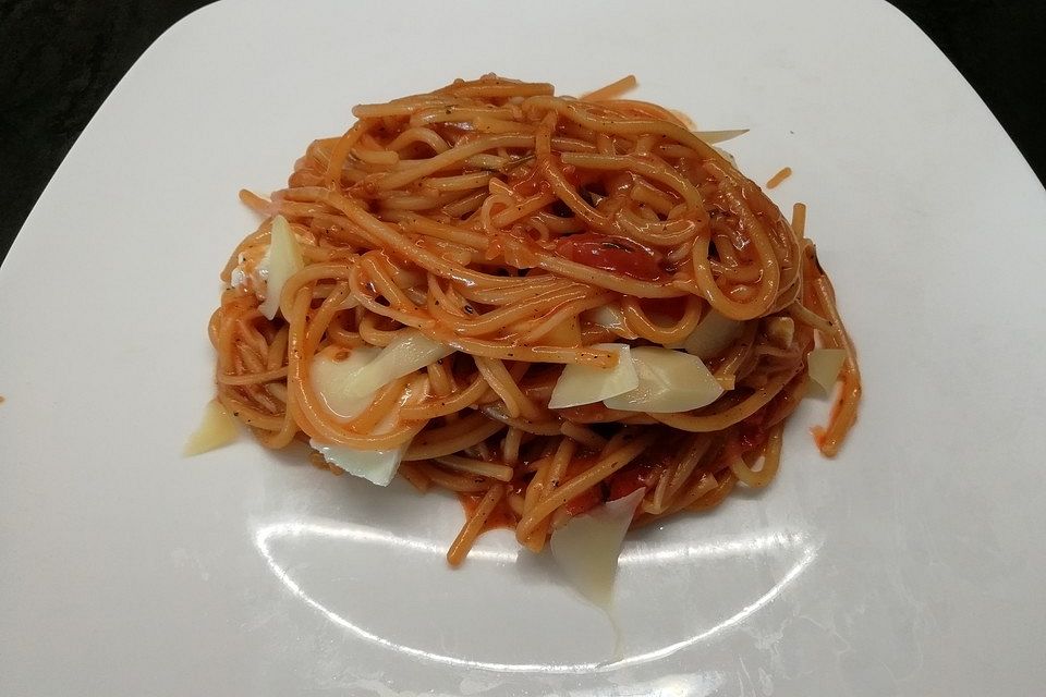 One Pot Pasta mit Tomatensoße