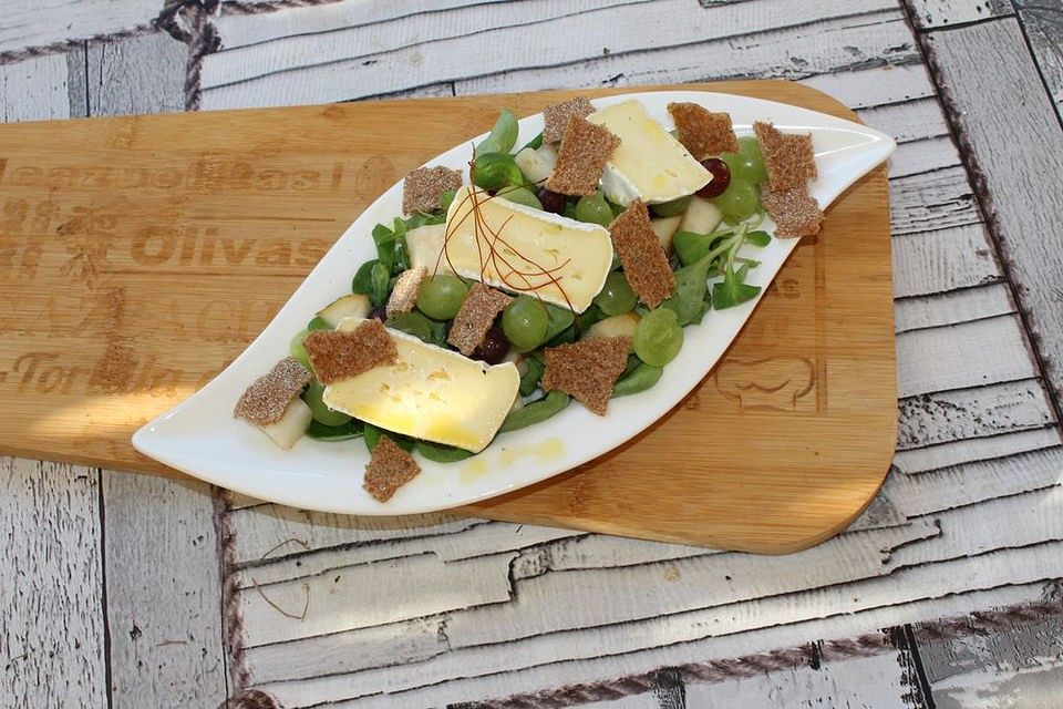 Traubensalat mit Nüssen und Birnen an gerösteten Brotscheiben mit Camembert