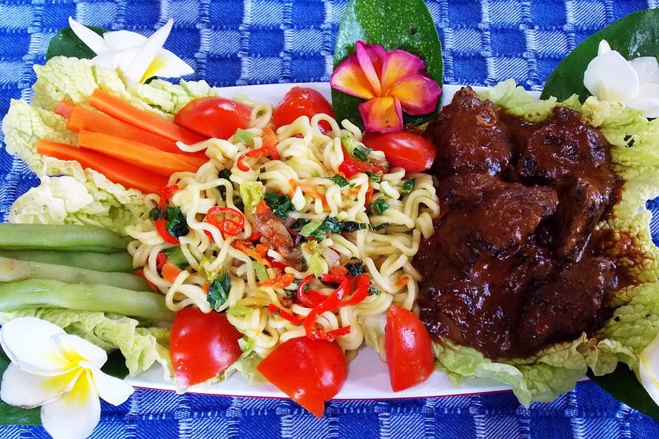 Bami Goreng dan Rendang Sapi ala Warung Desi